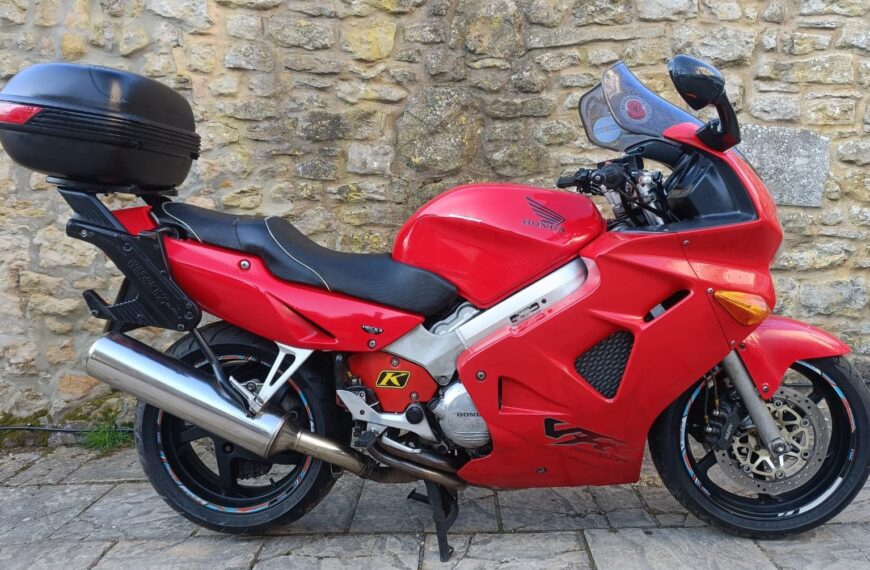 2001 Honda VFR 800 – £2,875